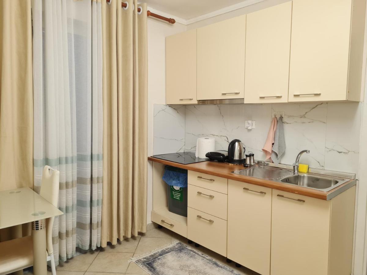 Downtown Boulevard Apartment With A Cute Balcony! 티라나 외부 사진