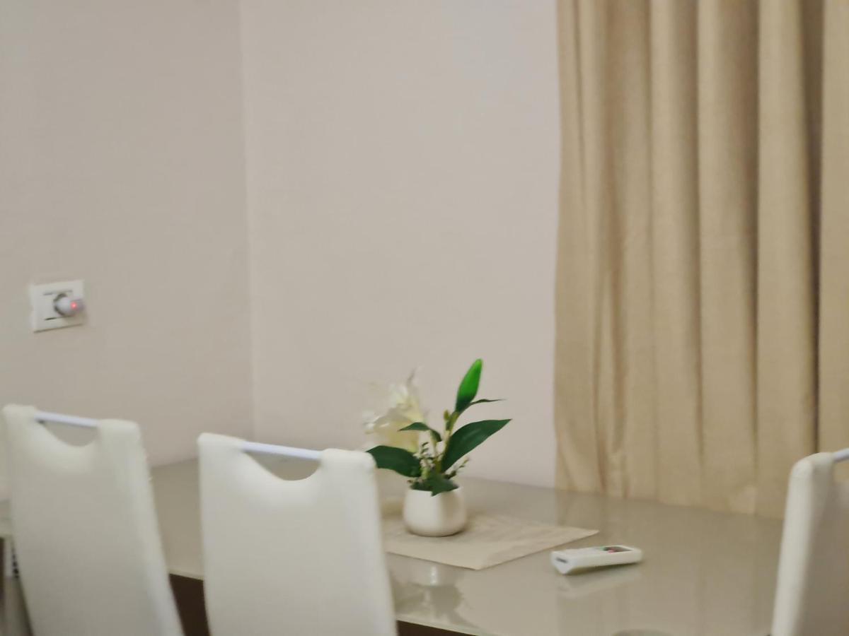 Downtown Boulevard Apartment With A Cute Balcony! 티라나 외부 사진