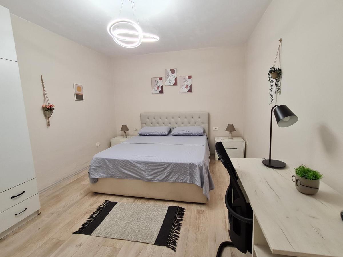 Downtown Boulevard Apartment With A Cute Balcony! 티라나 외부 사진