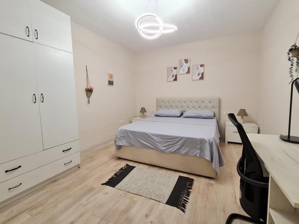 Downtown Boulevard Apartment With A Cute Balcony! 티라나 외부 사진