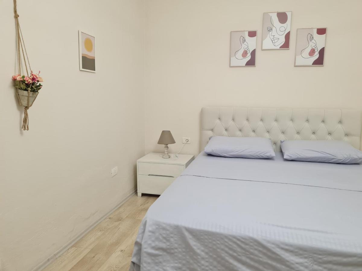 Downtown Boulevard Apartment With A Cute Balcony! 티라나 외부 사진