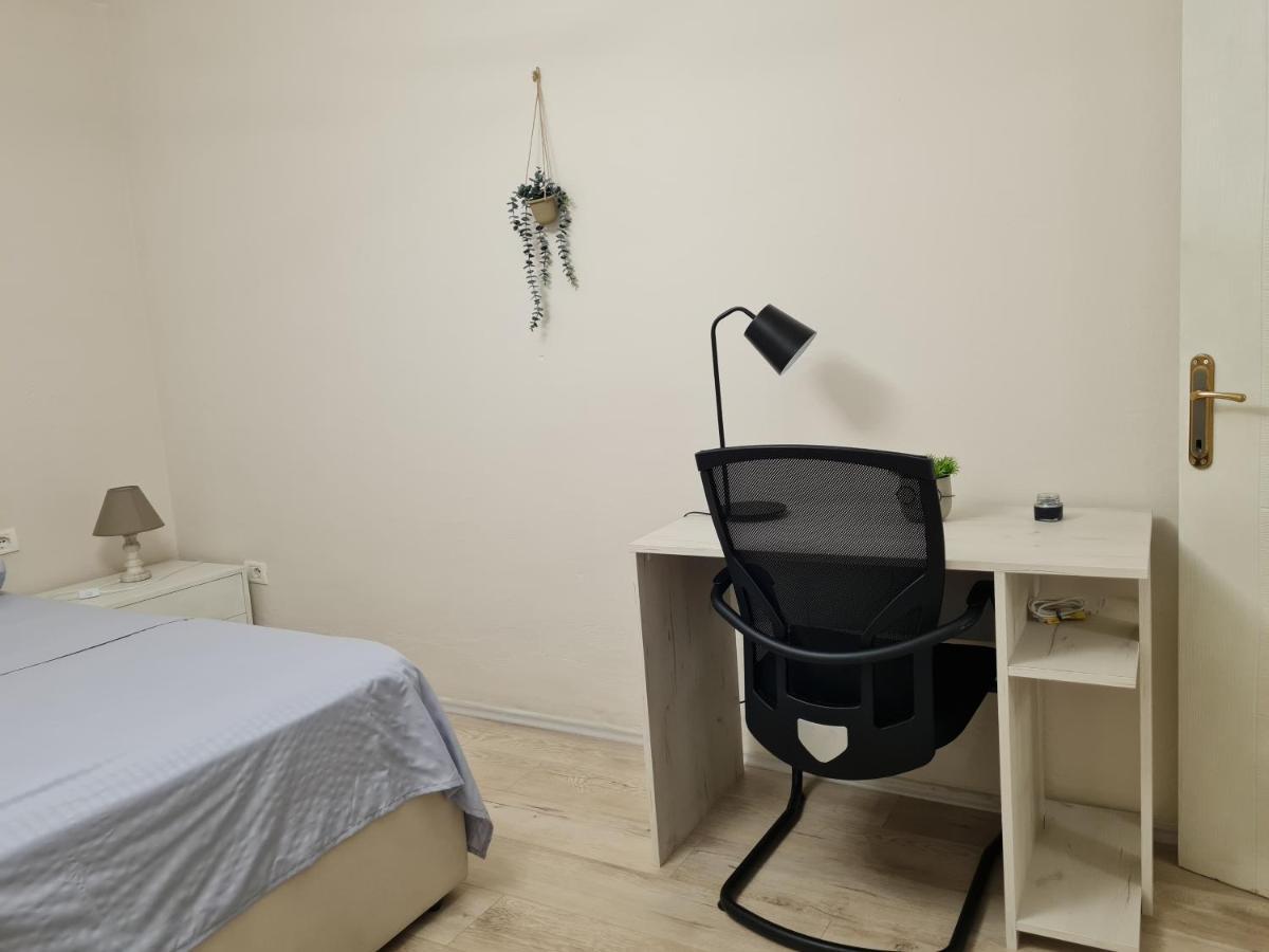 Downtown Boulevard Apartment With A Cute Balcony! 티라나 외부 사진